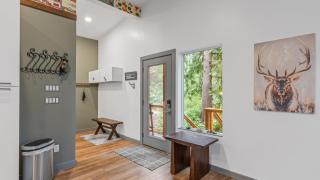 Peaceful Treehouse-Style Stay with Sauna Fire Pit Forest Views Near the Coast The Treehouse by AvantStay - 2