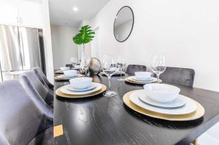 Modern 4BR Stay Premium Beds & Full Kitchen - 4