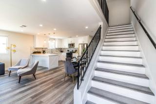 Modern 4BR Stay Premium Beds & Full Kitchen - 1