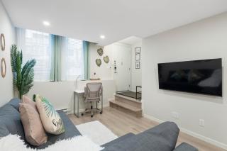 Tropical Caribbean-Themed Cozy Getaway - King Bed-Free Parking - 5