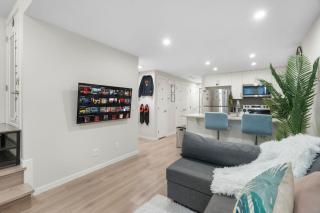 Tropical Caribbean-Themed Cozy Getaway - King Bed-Free Parking - 3