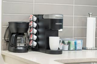 Tropical Caribbean-Themed Cozy Getaway - King Bed-Free Parking - 4