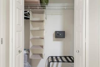 Tropical Caribbean-Themed Cozy Getaway - King Bed-Free Parking - 6