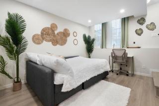 Tropical Caribbean-Themed Cozy Getaway - King Bed-Free Parking - 1