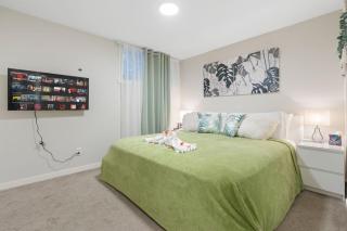 Tropical Caribbean-Themed Cozy Getaway - King Bed-Free Parking - 9