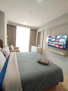 Art Deco Lux Apartment with Mountain View - 4