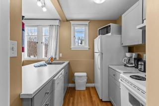 Midstream Executive 2BR Wi-Fi Parking - 3