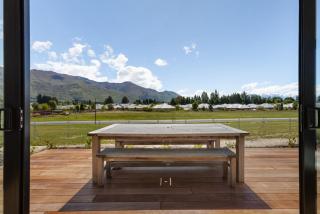Modern Wanaka Escape with Panoramic Mt Roy Views - 8