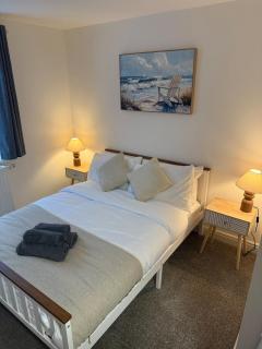 Relaxing Coastal Flat, Perfect Location - 8