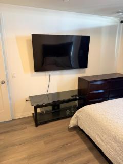 1 Room in a Modern City Condo - 8