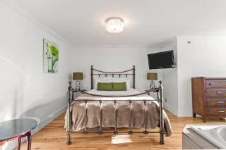 Downtown Gem 2BR Tub Parking - 3