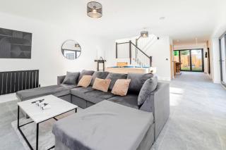 Lux Home Contractors, Parking,Long Stay Saver! - 4