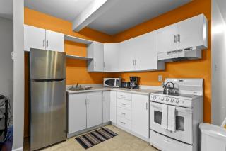 Modern 2BR Wi-Fi TV Off-Street - 9