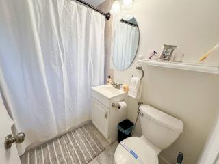 Sun-filled 2BR, In-Unit Laundry, Near T & Medical - 2