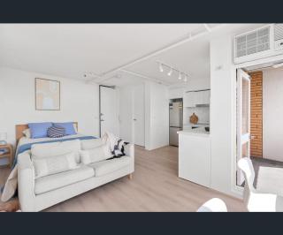 Bondi Beach Studio with an ocean view, Bookings Dec & Jan - 6