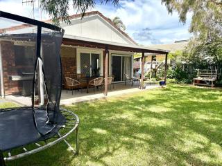 Secret Garden Cottage - Bargara - 0