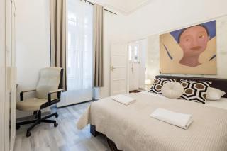 Dohany Synagogue Elegant 2BR 2BATH & Balcony - 1