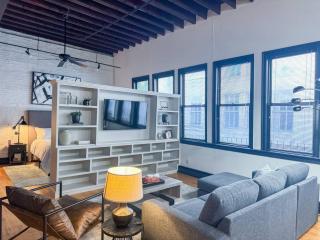 Expansive Back Bay Loft, Sleeps 4, 1B1B - 6