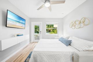 Siesta Key, Heated Pool, Dock on Lagoon, Turtle Beach 1 mile and Crescent Beach 2 miles, 1bdr - 6