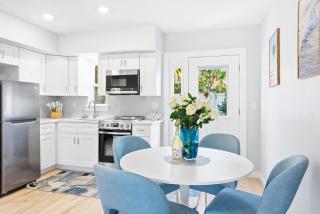 Siesta Key, Heated Pool, Dock on Lagoon, Turtle Beach 1 mile and Crescent Beach 2 miles, 1bdr - 2