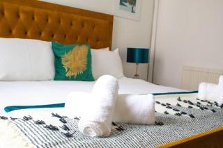 Central Location!! 2 min walk to High Street &Train Station 15 min to City Centre & BHX Airport FREE PARKING & WIFI - 5