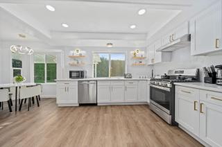 Marbella Lane Modern Home w Private Backyard - 7