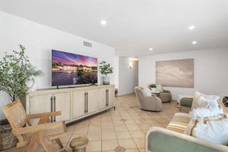 Marbella Lane - Contemporary 4BR Charm w Pool - 9