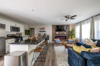 Modern Luxe 3B2B - Hot Tub - Game Room - EV Charger - Walk to Downtown LS - 0