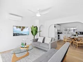 Beachfront Escape Broadbeach - 2BD, Pool, Sleeps 7 - 3