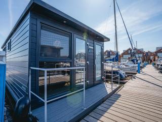 Luxury Houseboat Getaway - 0