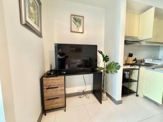 Charming 1 BR KL Tower Makati - 8