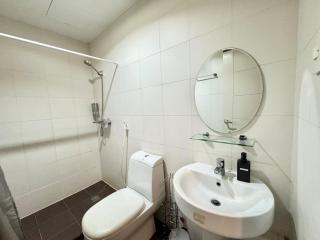 Charming 1 BR KL Tower Makati - 7