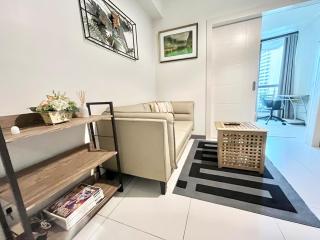 Charming 1 BR KL Tower Makati - 5