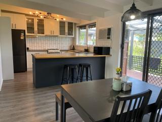 Peaceful 3BR Family Home with free Parking and Garden Oasis - Bayswater - 0