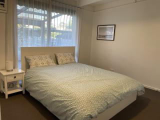 Peaceful 3BR Family Home with free Parking and Garden Oasis - Bayswater - 2