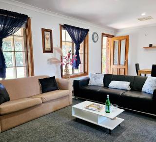 The Little Benalla Escape - Cosy Country Getaway - 6
