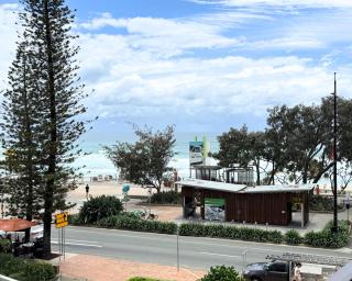 Surfers Sunrise Retreat - 5