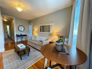 Bright City-View Stay by Public Transport - 7