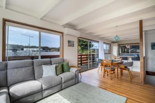Walk to Beach Pet friendly Sleep 5 - 2