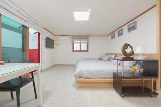 홍대아지트 홍대게스트하우스 홍대입구역 7번출구 도보2분 사랑스런집 - 0