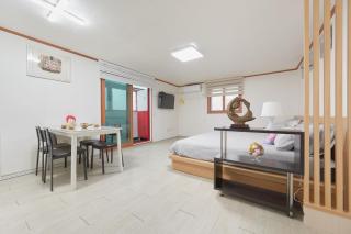 홍대아지트 홍대게스트하우스 홍대입구역 7번출구 도보2분 사랑스런집 - 8