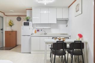 서울 홍대 아지트게스트하우스 홍대입구역 7번출구 넓은공간 사랑스런집 - 5