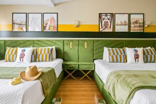 Stylish City Condo Near Top Restos & Nightlife - 7