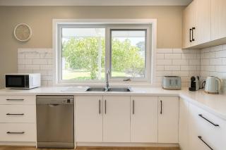 4BR Dual-Living Beach House Walk to Coast - 5