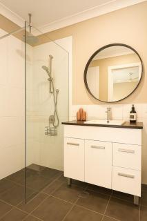 4BR Dual-Living Beach House Walk to Coast - 4