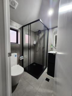 Boutique Hillside Heaven near AKLD Airport - 5