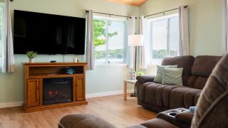 The Lake Life by AvantStay Lakefront View Hot Tub - 4