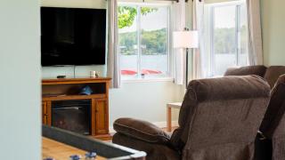 The Lake Life by AvantStay Lakefront View Hot Tub - 2