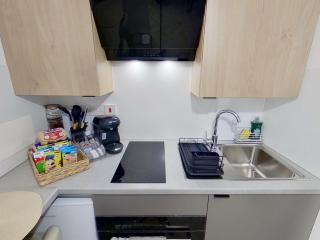 Stylish Modern Studio Near MediaCityUK & Manchester Centre - Free Parking - Sleeps 2 Enjoy - 6