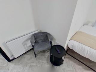 Stylish Modern Studio Near MediaCityUK & Manchester Centre - Free Parking - Sleeps 2 Enjoy - 5